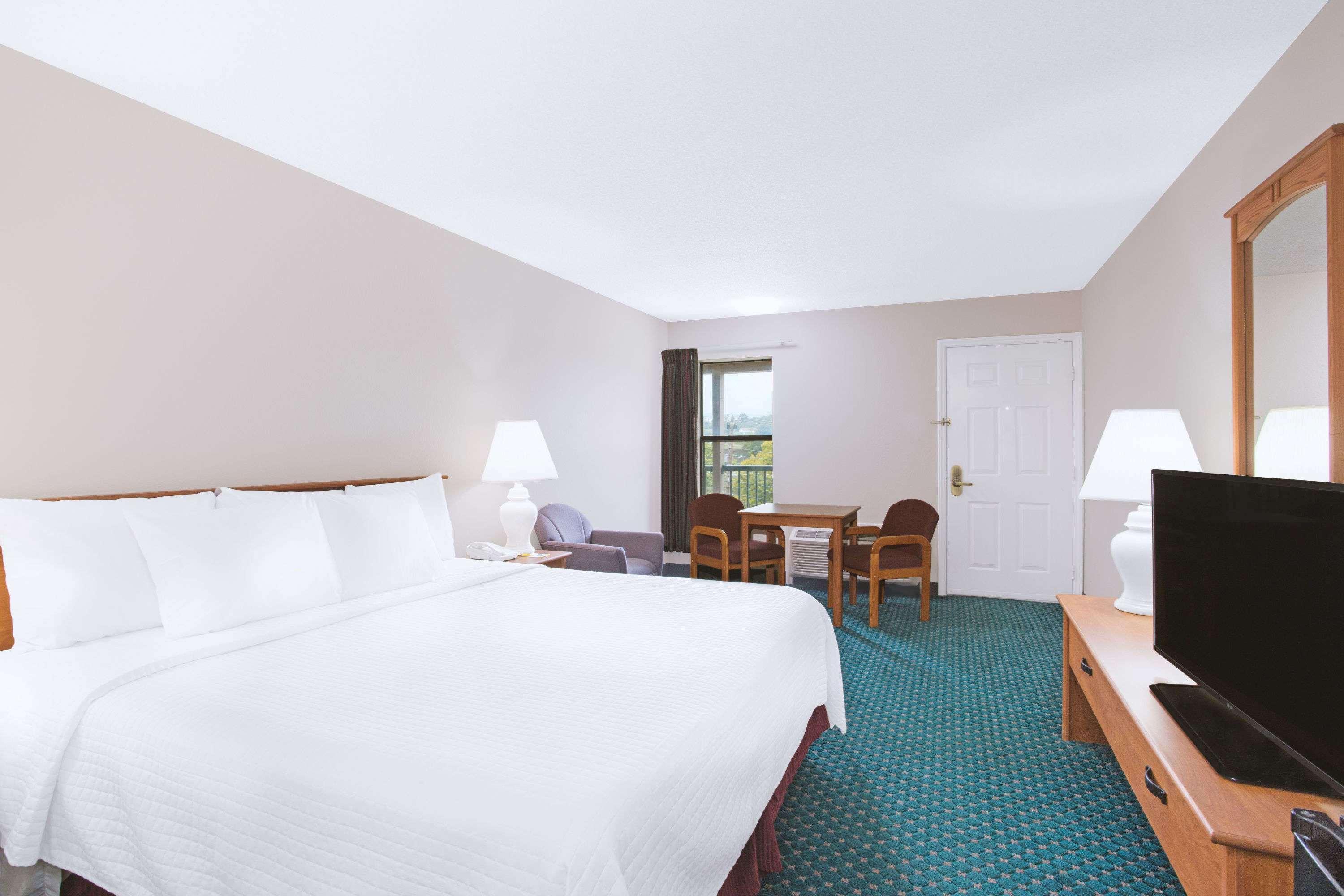 Days Inn By Wyndham Уайтевилл Экстерьер фото