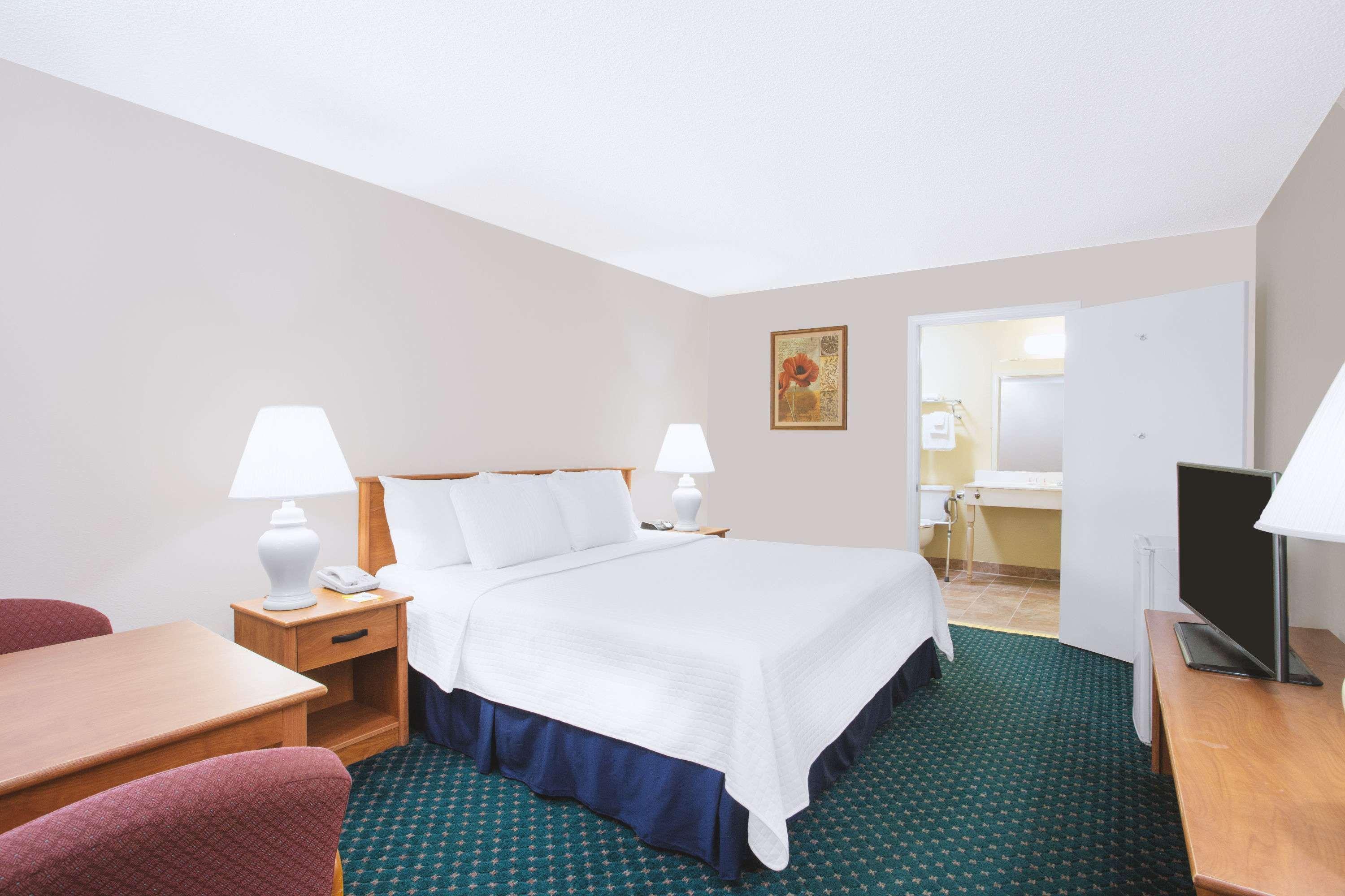 Days Inn By Wyndham Уайтевилл Экстерьер фото