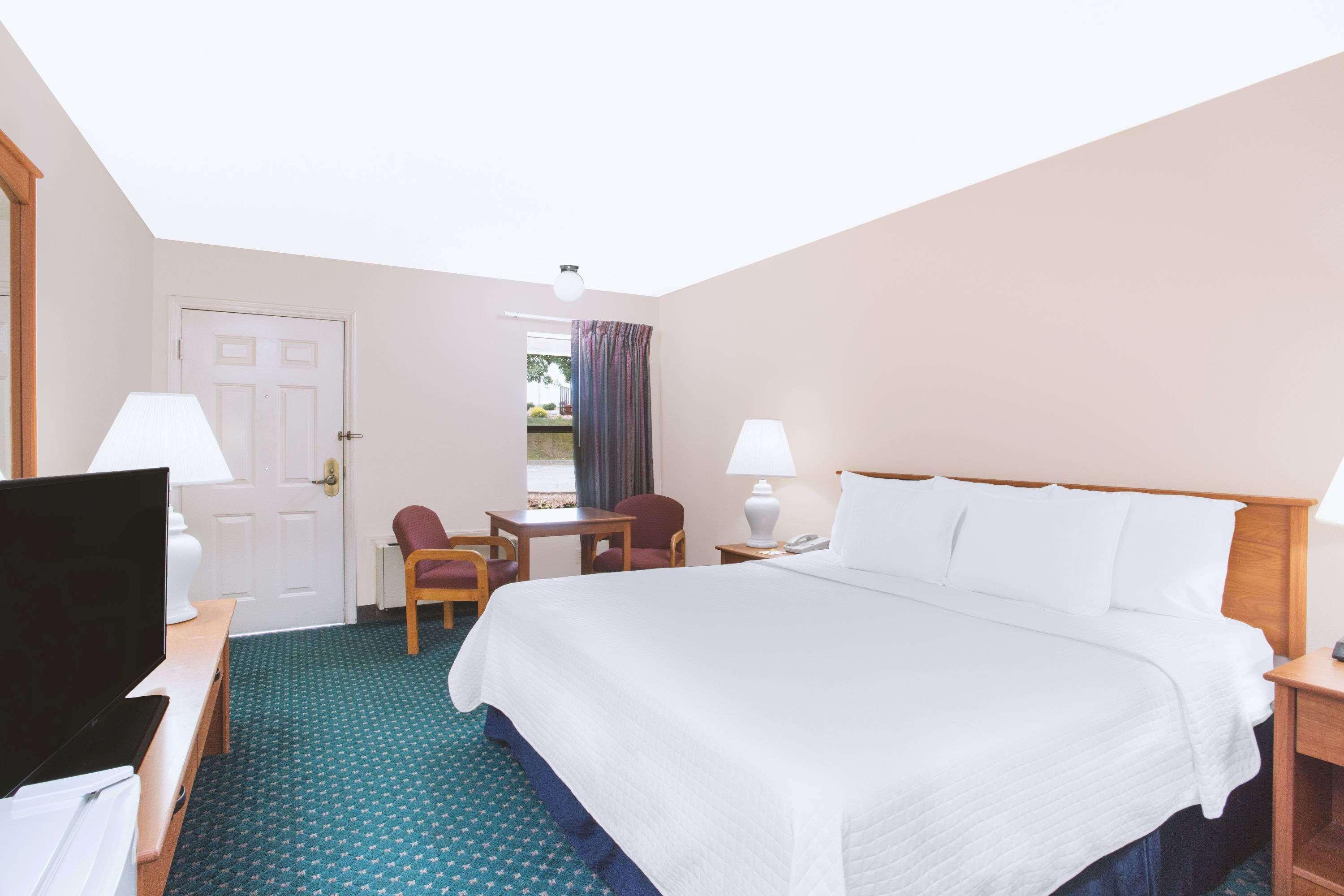 Days Inn By Wyndham Уайтевилл Экстерьер фото