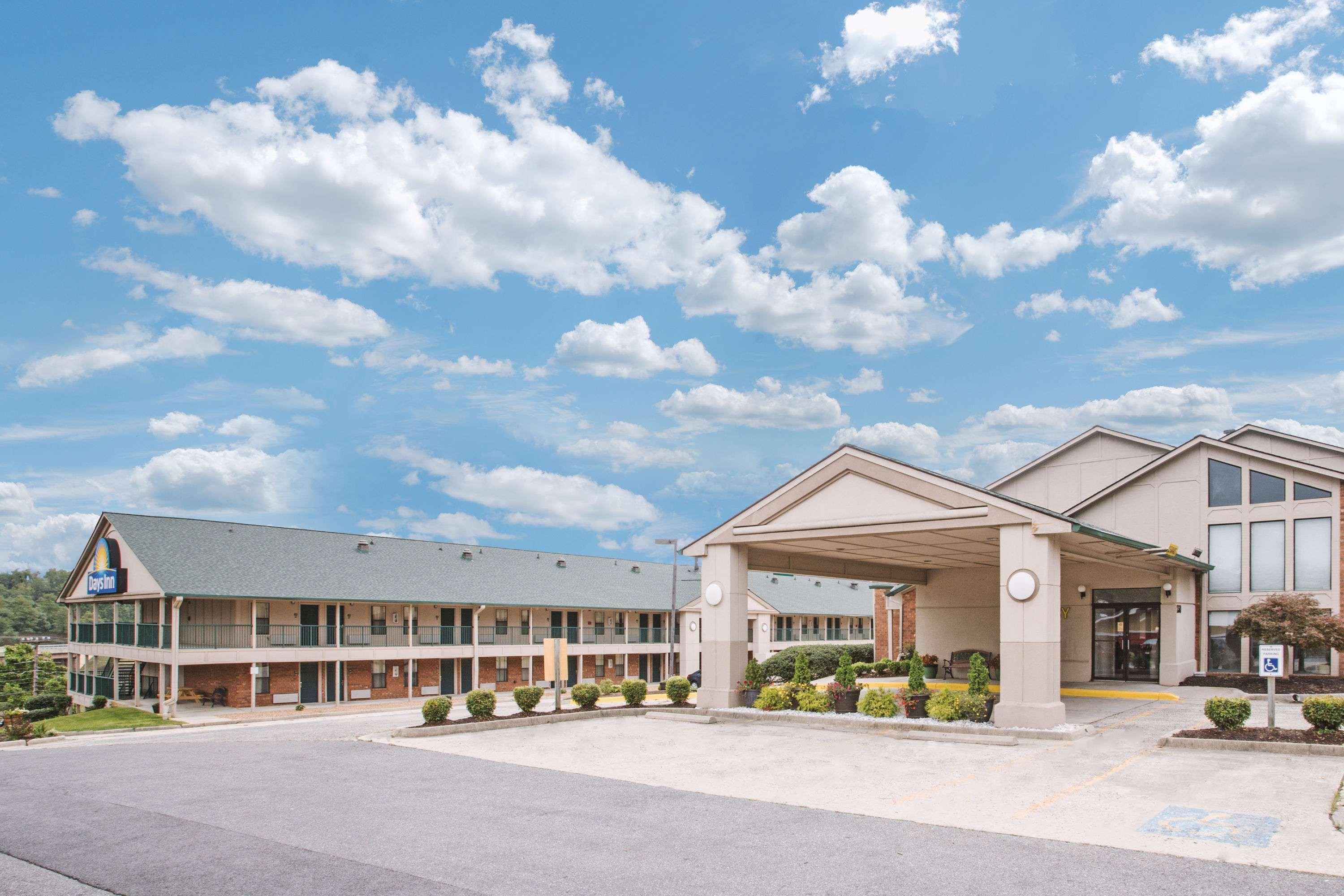 Days Inn By Wyndham Уайтевилл Экстерьер фото